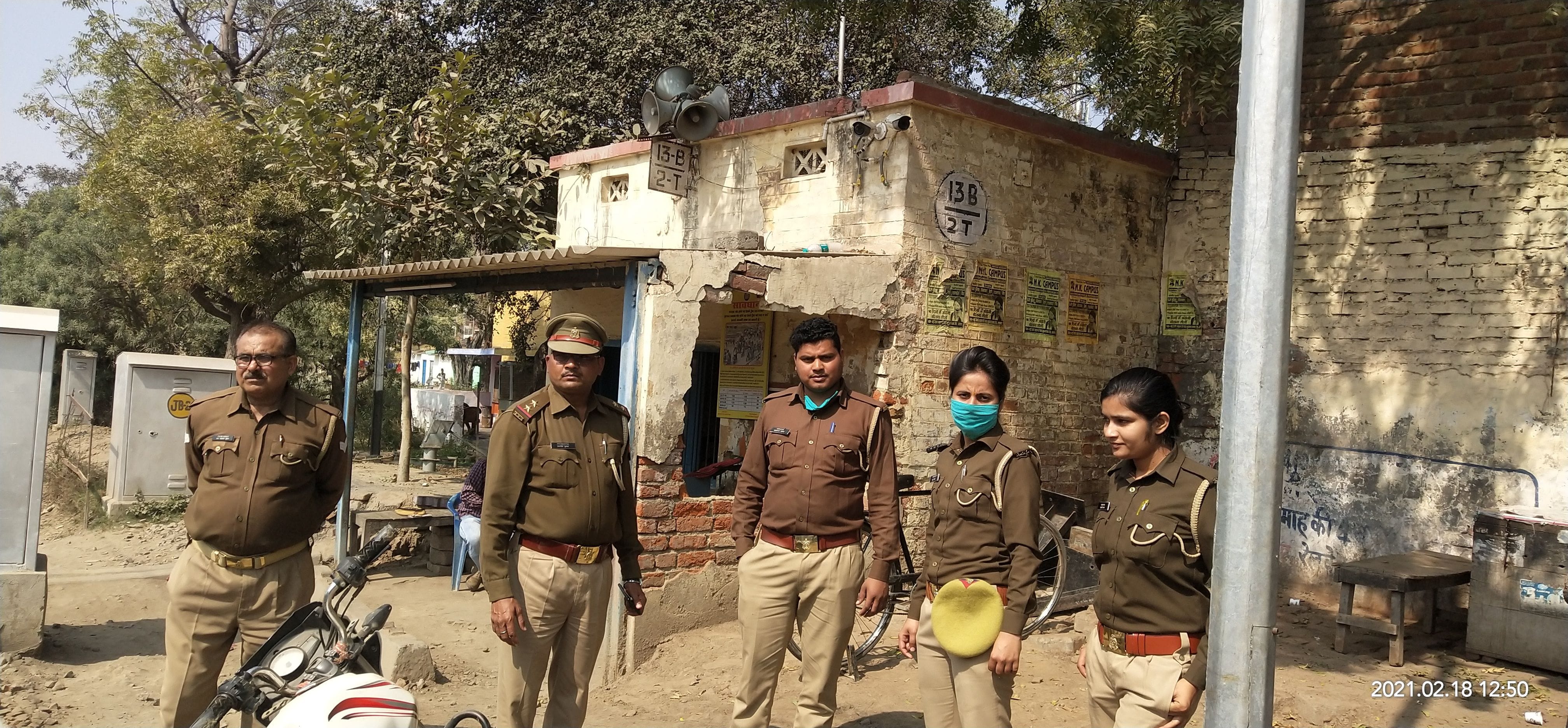 18एयूआरपी27 - अछल्दा स्टेशन पर पुलिस बल तैनात रहा।