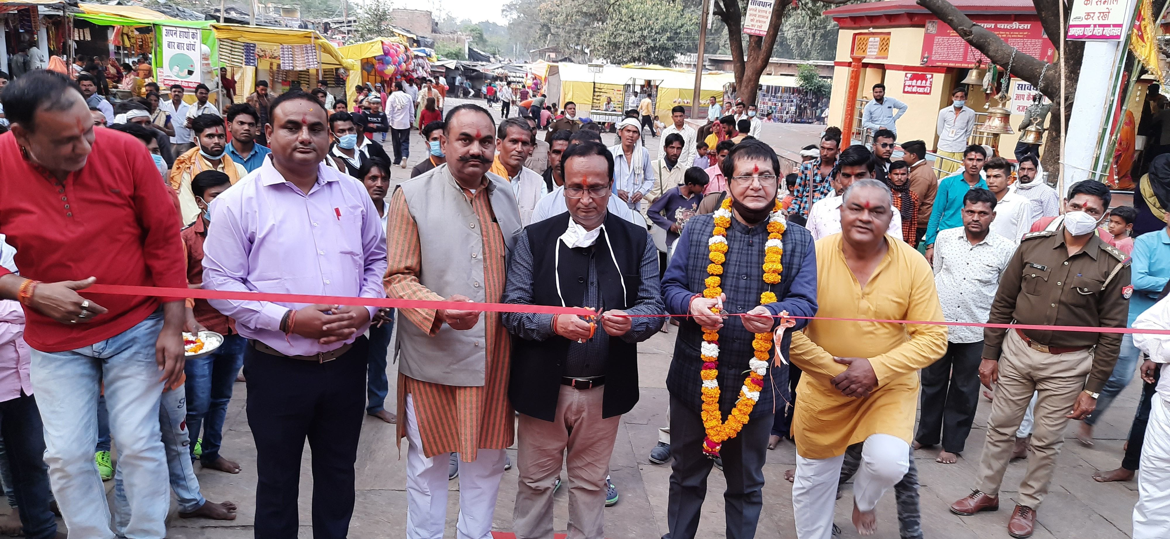 अमझरा मेला का फीता काटकर शुभारंभ करते प्रभारी जिलाधिकारी अनिल कुमार पाण्डेय अमझरा मेला का फीता काटकर शुभारंभ करते प्रभारी जिलाधिकारी अनिल कुमार पाण्डेय
