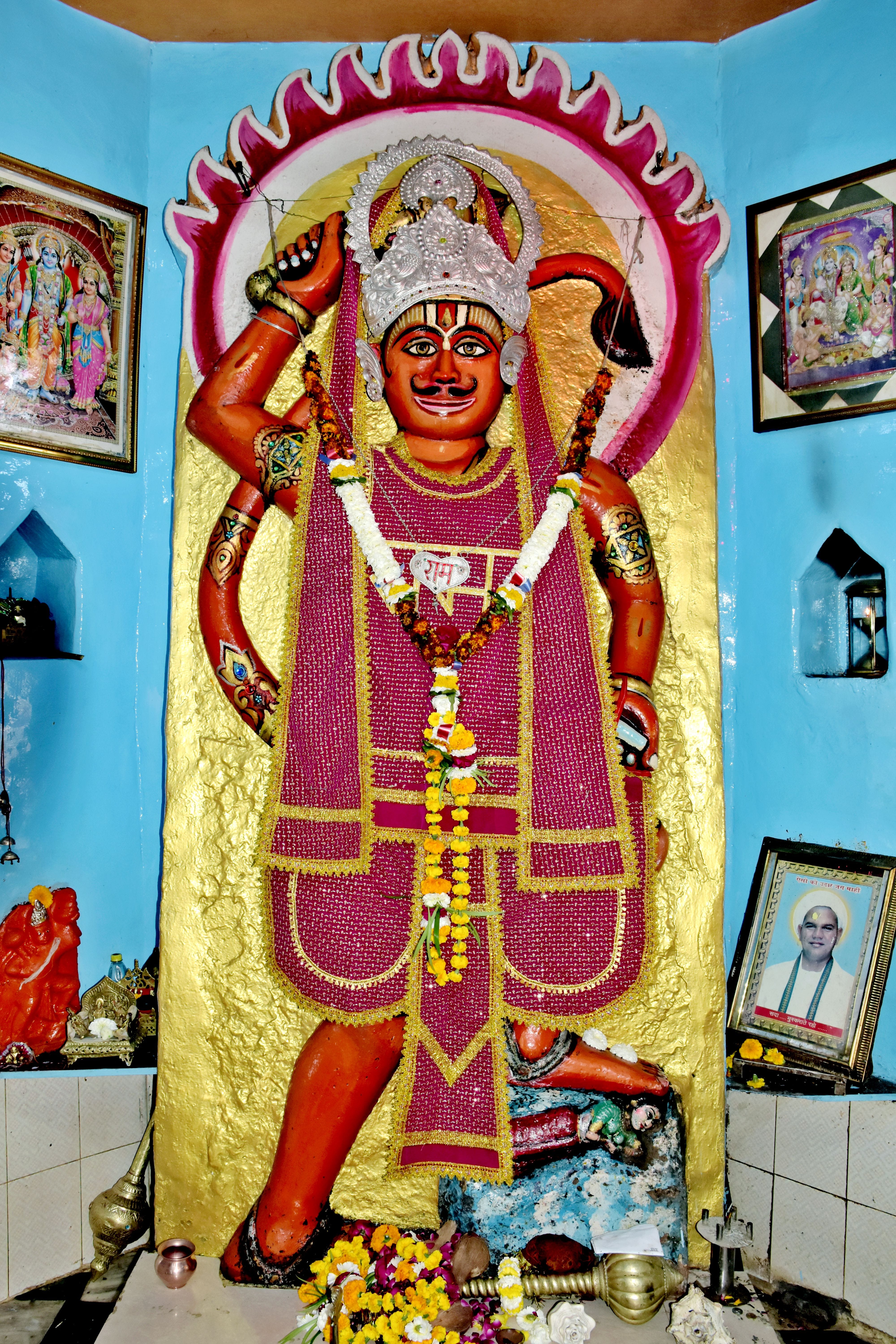 अमझरा घाटी में स्थापित हनुमानजी की प्रतिमा अमझरा घाटी में स्थापित हनुमानजी की प्रतिमा