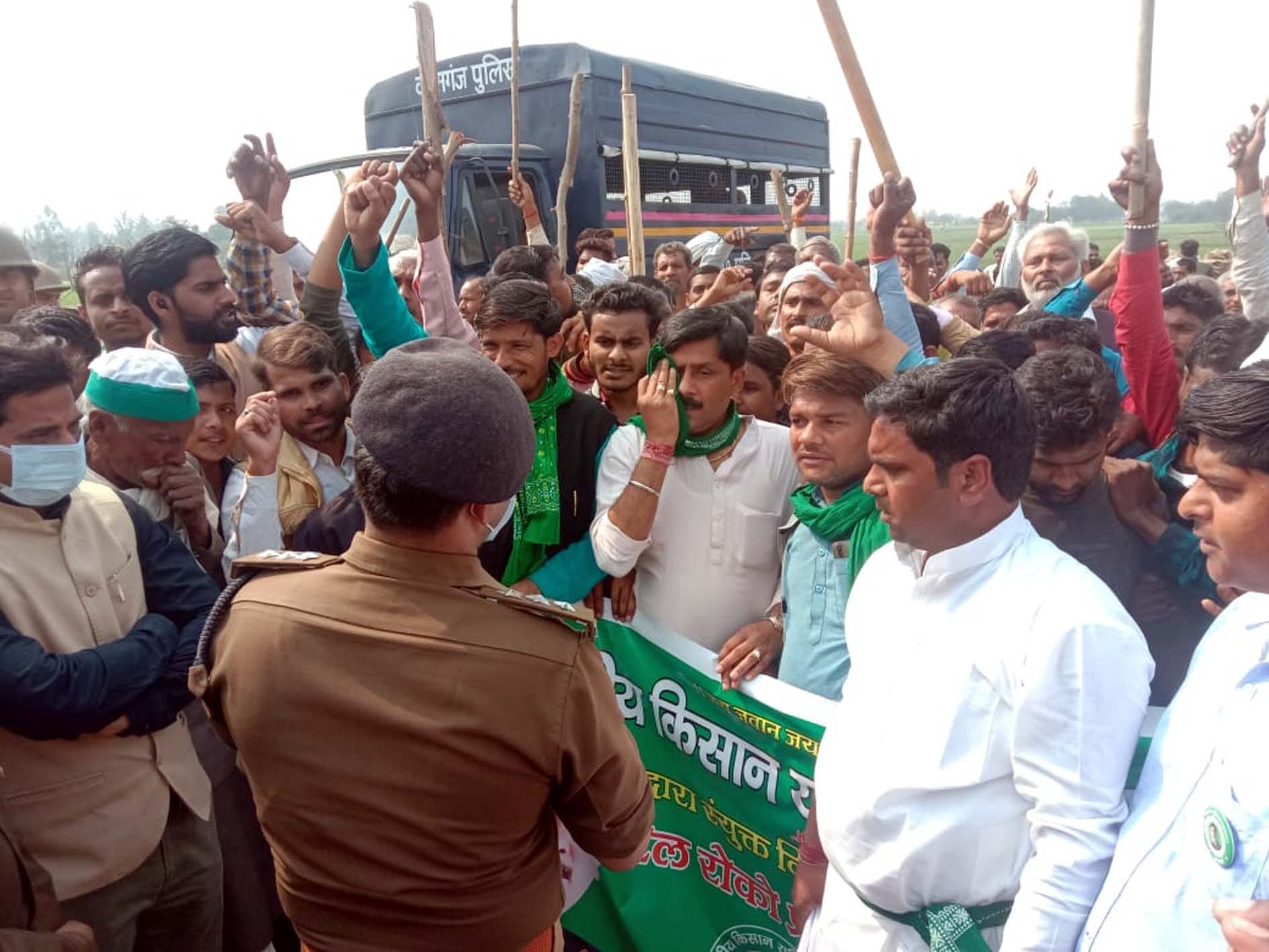 कासगंज में आंदोलनकारी किसानों को समझाते एसडीएम, सीओ कासगंज में आंदोलनकारी किसानों को समझाते एसडीएम, सीओ