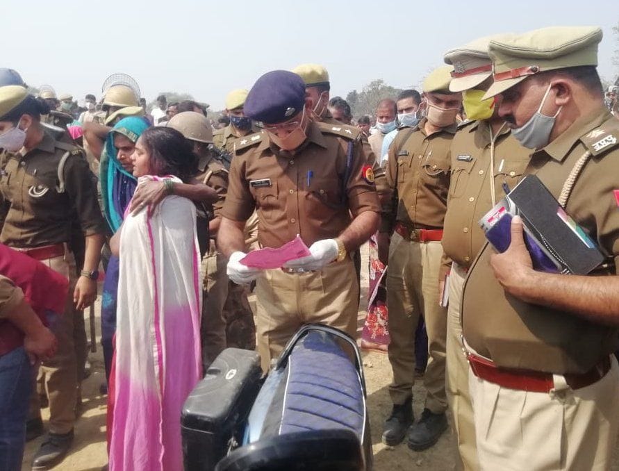 फतनपुर थाने के बिच्छूर गांव में युवक की हत्या के बाद मौके पर पहुंचे जांच करते एसपी शिवहरी मीणा।