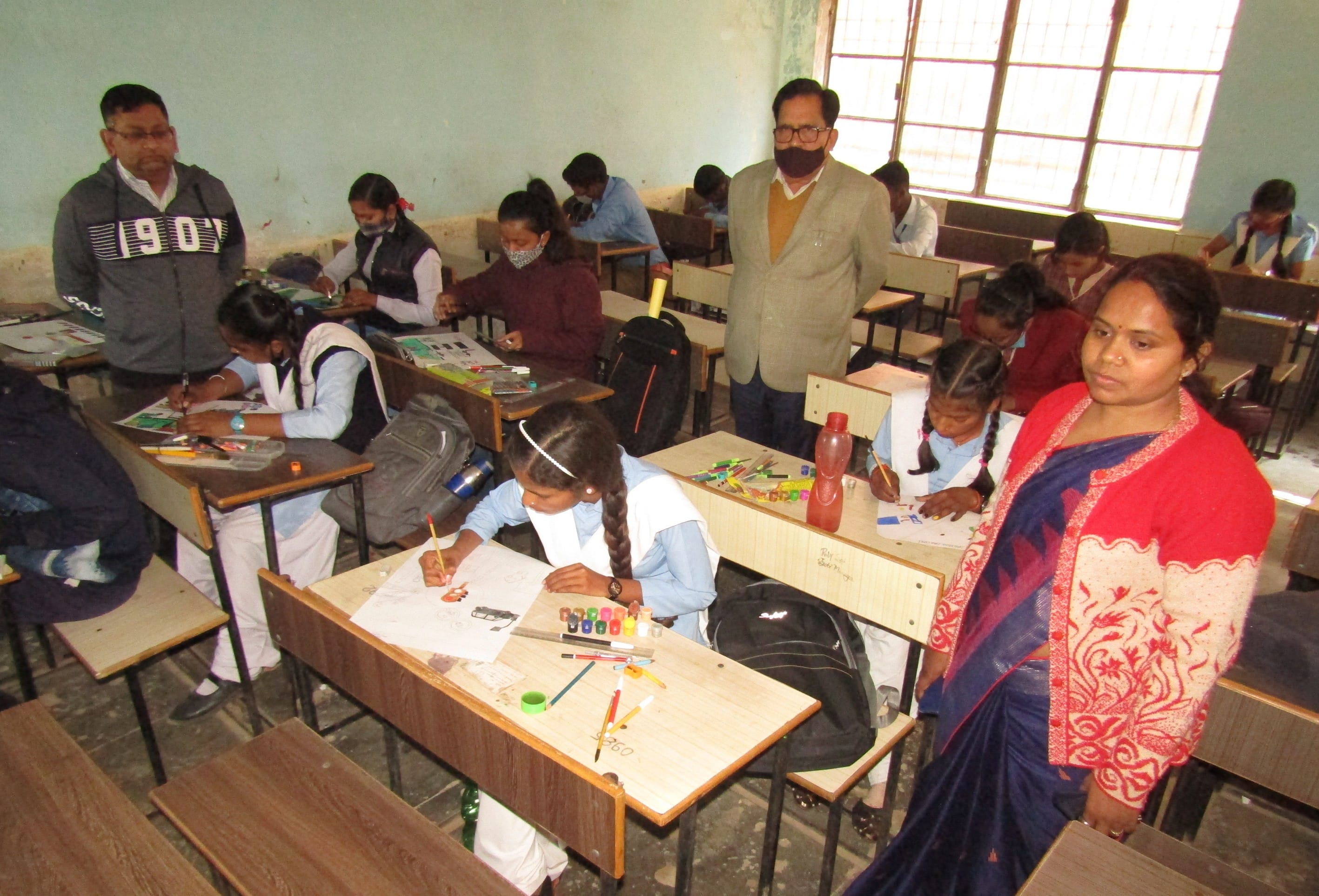 राबर्ट्सगंज राजकीय बालिका इंटर कालेज में पोस्टर प्रतियोगिता का निरीक्षण करते एआरटीओ अनिल मिश्? राबर्ट्सगंज राजकीय बालिका इंटर कालेज में पोस्टर प्रतियोगिता का निरीक्षण करते एआरटीओ अनिल मिश्?