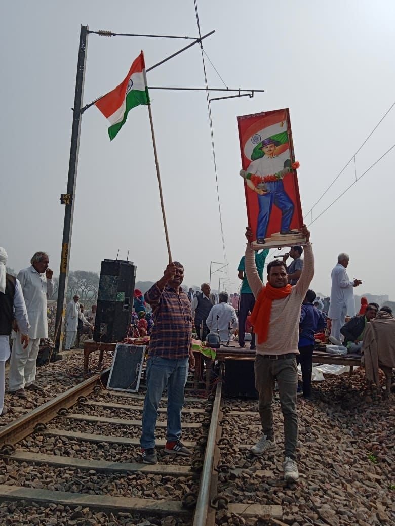 बरसोला रेलवे स्टेशन पर शहीद भगत सिंह के फोटो के साथ प्रदर्शन करते युवा। अमर उजाला बरसोला रेलवे स्टेशन पर शहीद भगत सिंह के फोटो के साथ प्रदर्शन करते युवा। अमर उजाला