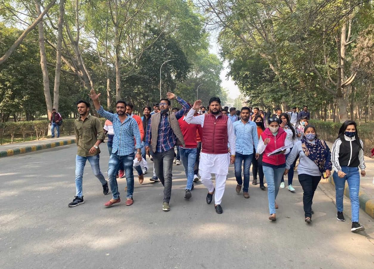 गुजवि में प्रदर्शन करते एनएसयूआई कार्यकर्ता।