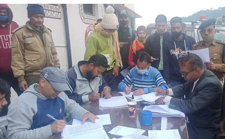 भर्ती रैली के अभ्यर्थियों का पाटी में परीक्षण करते डॉ. आभाष सिंह और अन्य स्वास्थ्य कर्मी।
