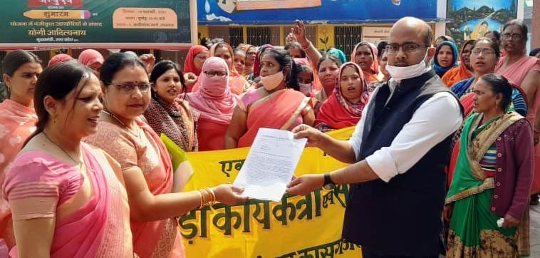 कासगंज में न्यायिक तहसीलदार को ज्ञापन सौंपती आंगनवाड़ी कार्यकर्ता
