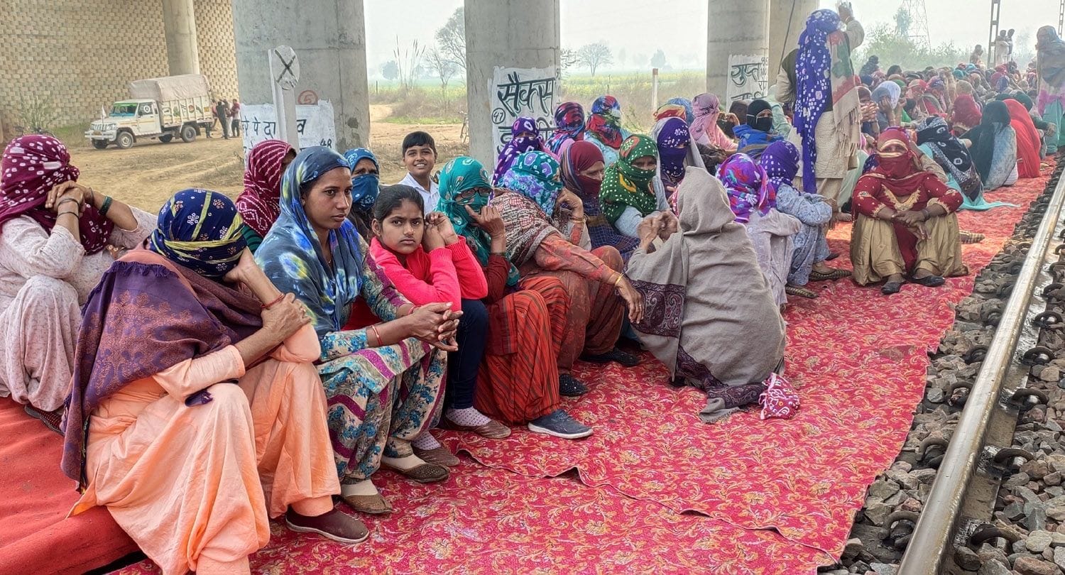 नरवाना में रेलवे ट्रैक पर बैठी महिलाएं। संवाद नरवाना में रेलवे ट्रैक पर बैठी महिलाएं। संवाद