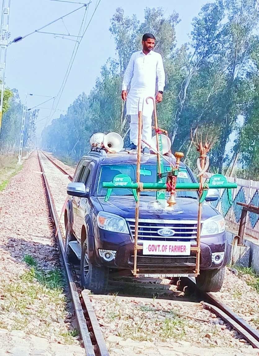 रेलवे ट्रैक पर गाड़ी खड़ी कर विरोध जताते जिला पार्षद अमित निडानी। अमर उजाला रेलवे ट्रैक पर गाड़ी खड़ी कर विरोध जताते जिला पार्षद अमित निडानी। अमर उजाला