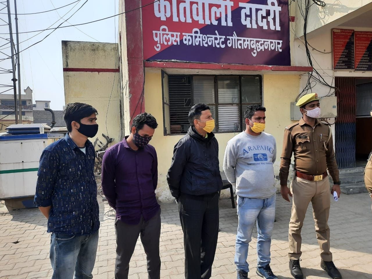 दादरी में गलत तरीके से कोरोना वैक्सीन लगाने के आरोप में गिरफ्तार चार आरोपी। दादरी में गलत तरीके से कोरोना वैक्सीन लगाने के आरोप में गिरफ्तार चार आरोपी।