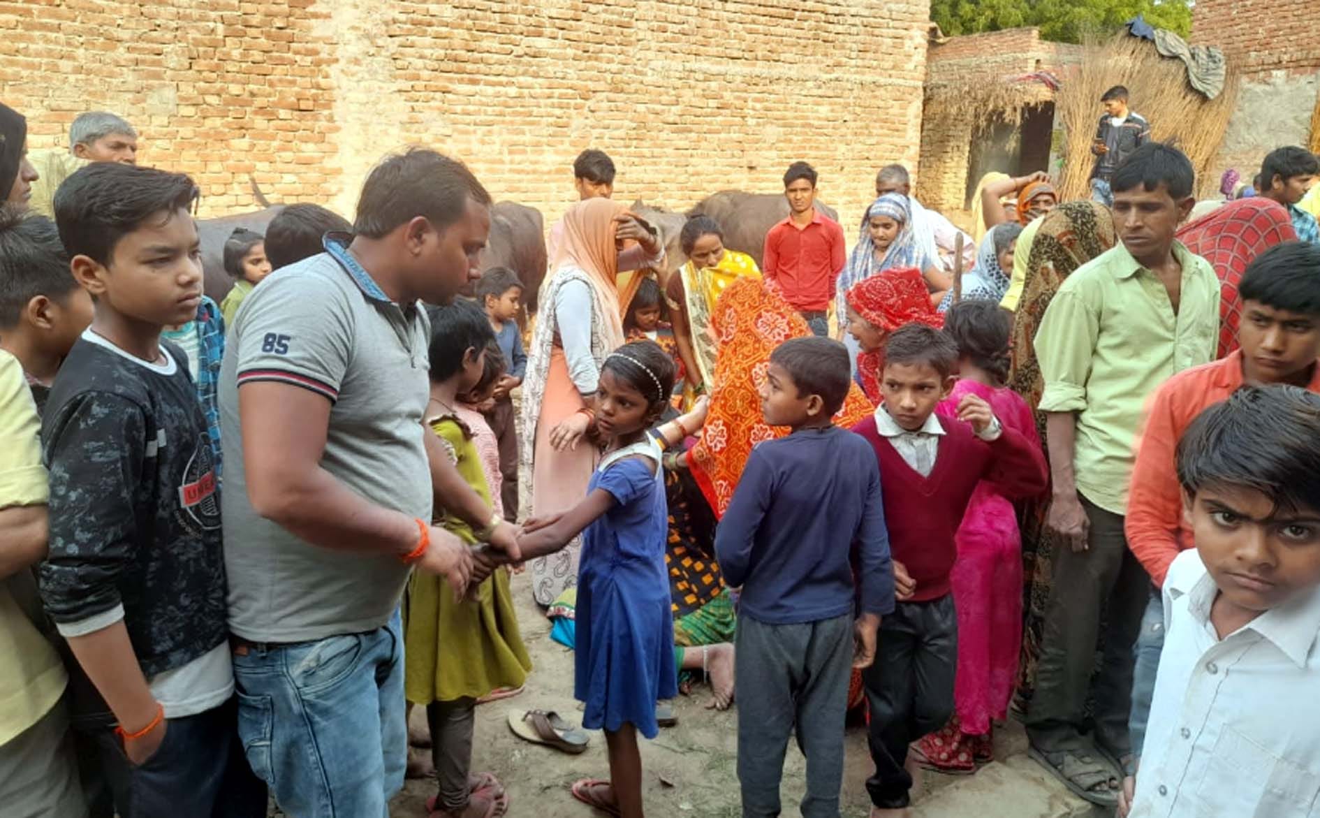 कासगंज ढोलना थाना क्षेत्र के गांव लाला सलेमपुर के युवक का शव मिलने के बाद एकत्रित ग्रामीण