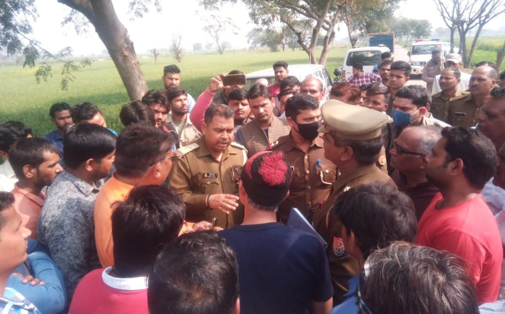 लोधा क्षेत्र के गांव नेहरा में डकैती पड़ने पर किसान की सदमे से मौत होने की सूचना पर मौके पे पहुंची लोधा क्षेत्र के गांव नेहरा में डकैती पड़ने पर किसान की सदमे से मौत होने की सूचना पर मौके पे पहुंची