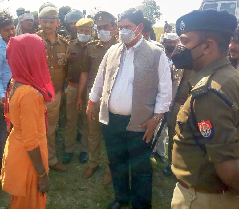 फोटो- 10- चित्रकूट के बसिंघा गांव में दर्दनाक हादसे के बाद घटनास्थल पर ग्रामीणों से पूछताछ करते डीए फोटो- 10- चित्रकूट के बसिंघा गांव में दर्दनाक हादसे के बाद घटनास्थल पर ग्रामीणों से पूछताछ करते डीए