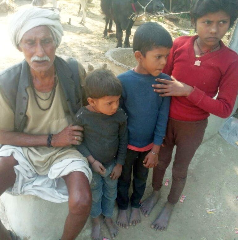 फोटो- 11- चित्रकूट के बसिंघा गांव में दर्दनाक हादसे में अपनी दादी को खोने के बाद घर के पास बाबा के सा? फोटो- 11- चित्रकूट के बसिंघा गांव में दर्दनाक हादसे में अपनी दादी को खोने के बाद घर के पास बाबा के सा?