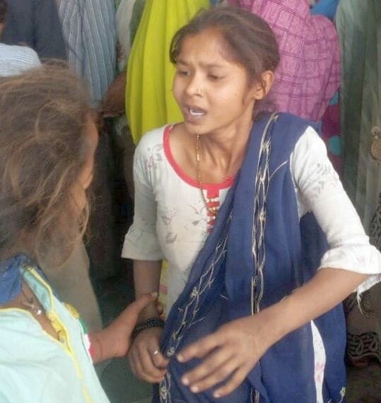 फोटो- 12- चित्रकूट के बसिंघा गांव में दर्दनाक हादसे में अपनी मां की अस्पताल में तलाश करती बदहवास बे? फोटो- 12- चित्रकूट के बसिंघा गांव में दर्दनाक हादसे में अपनी मां की अस्पताल में तलाश करती बदहवास बे?