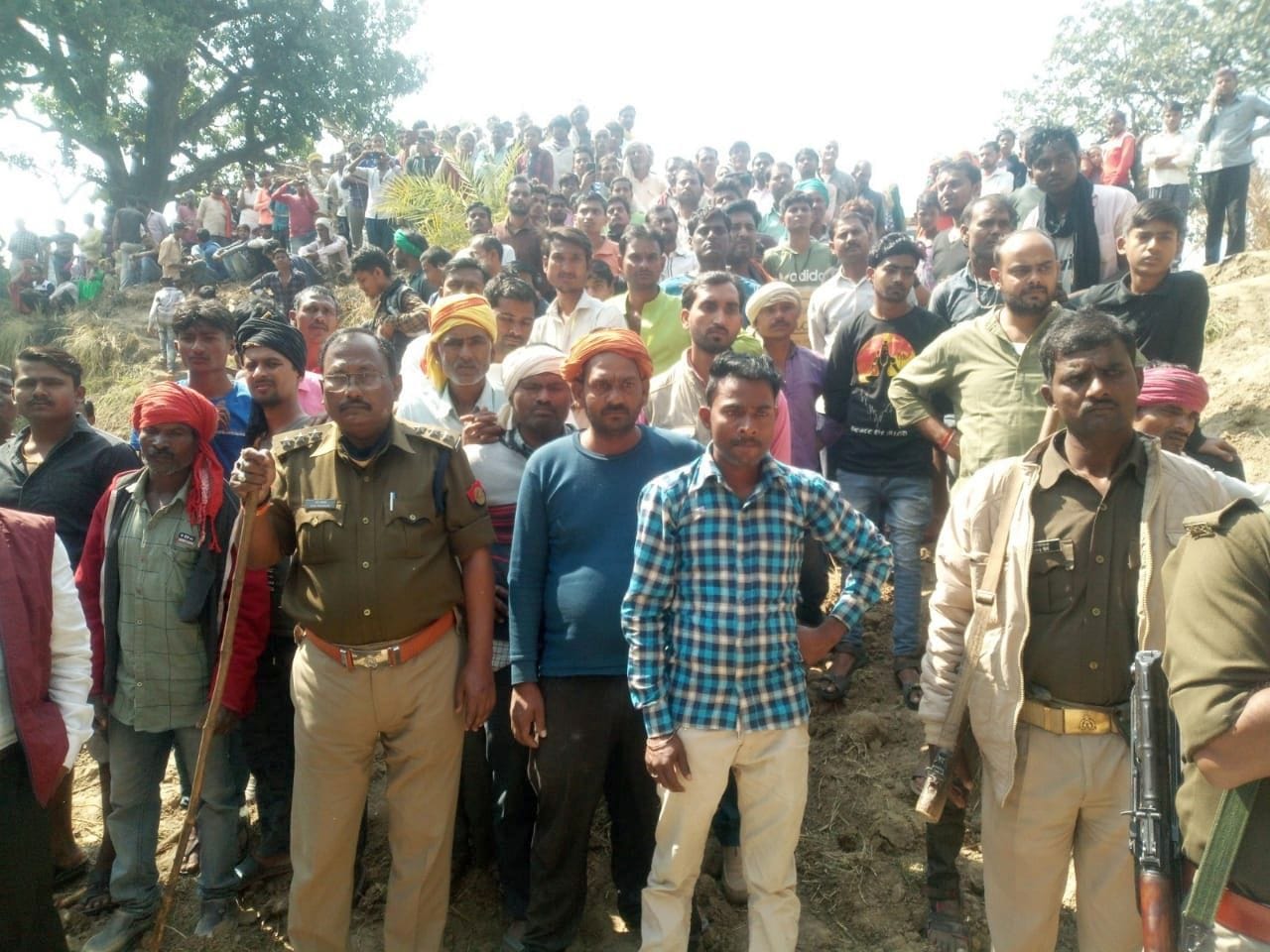 फोटो- 13- चित्रकूट के बसिंघा गांव में दर्दनाक हादसा स्थल के पास मौँजूद ग्रामीण व पुलिसकर्मी । संवा? फोटो- 13- चित्रकूट के बसिंघा गांव में दर्दनाक हादसा स्थल के पास मौँजूद ग्रामीण व पुलिसकर्मी । संवा?