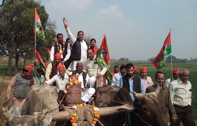 सपाइयों ने बैलगाड़ी चलाकर जताया विरोध बैलगाड़ी चलाकर लोगों को जागरूक करते सपाई।