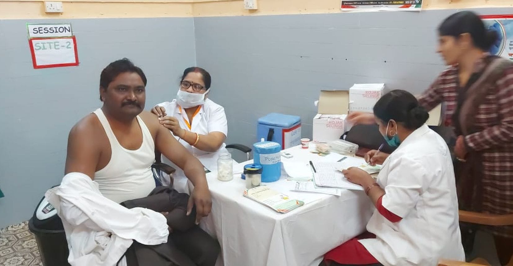 अयोध्या-सीएचसी बीकापुर में कोविड की वैक्सीन लगाते स्वास्थ्य कर्मी अयोध्या-सीएचसी बीकापुर में कोविड की वैक्सीन लगाते स्वास्थ्य कर्मी