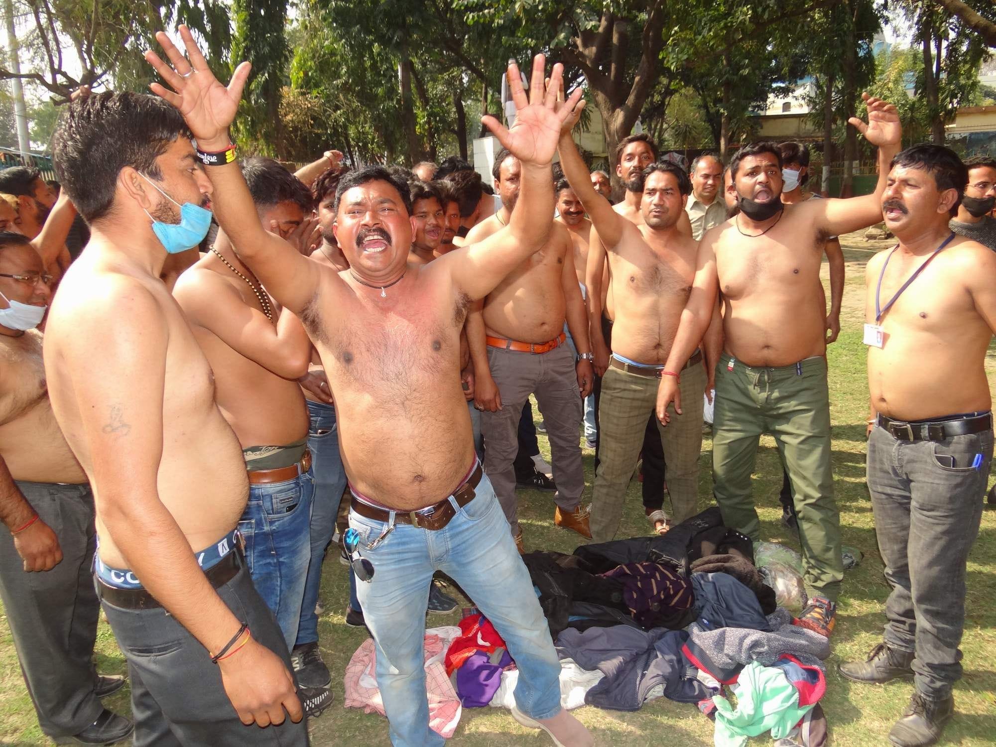 नगर निगम परिसर के समीप पार्क में अपनी मांगो को लेकर अर्द्धनग्न होकर प्रर्दशन करते कूड़ा वाहन चाल नगर निगम परिसर के समीप पार्क में अपनी मांगो को लेकर अर्द्धनग्न होकर प्रर्दशन करते कूड़ा वाहन चाल