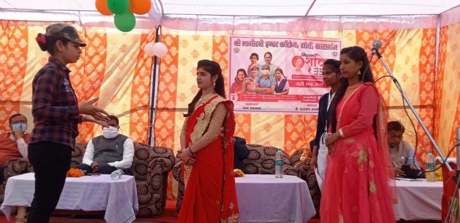 कासगंज के सोरों में मिशन शक्ति के अंतर्गत कार्यक्रम में सांस्कृति कार्यक्रम प्रस्तुत करतीं छात?