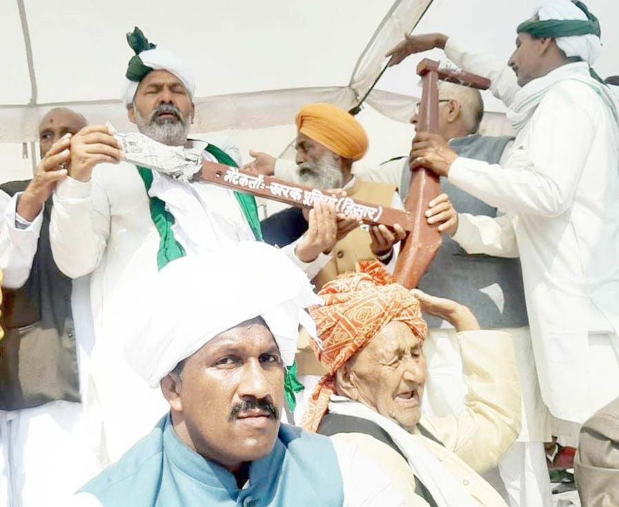  खरकपूनिया गांव में आयोजित महापंचायत में राकेश टिकैत को हल भेंट करते आयोजक। 