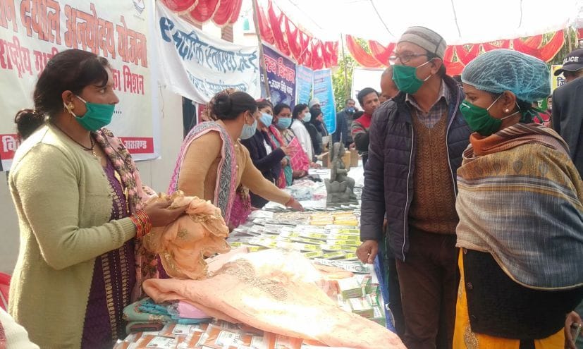 गदरपुर में आयोजित शिविर में लगे स्टॉल का निरीक्षण करतीं डीएम। गदरपुर में आयोजित शिविर में लगे स्टॉल का निरीक्षण करतीं डीएम।