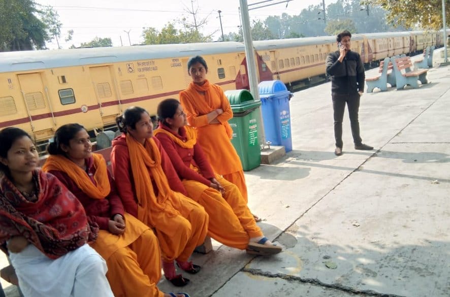 नजीबाबाद रेलवे स्टेशन पर ट्रेन चलने का इंतजार करतीं द्रोणा स्थली आश्रम की छात्राएं। नजीबाबाद रेलवे स्टेशन पर ट्रेन चलने का इंतजार करतीं द्रोणा स्थली आश्रम की छात्राएं।