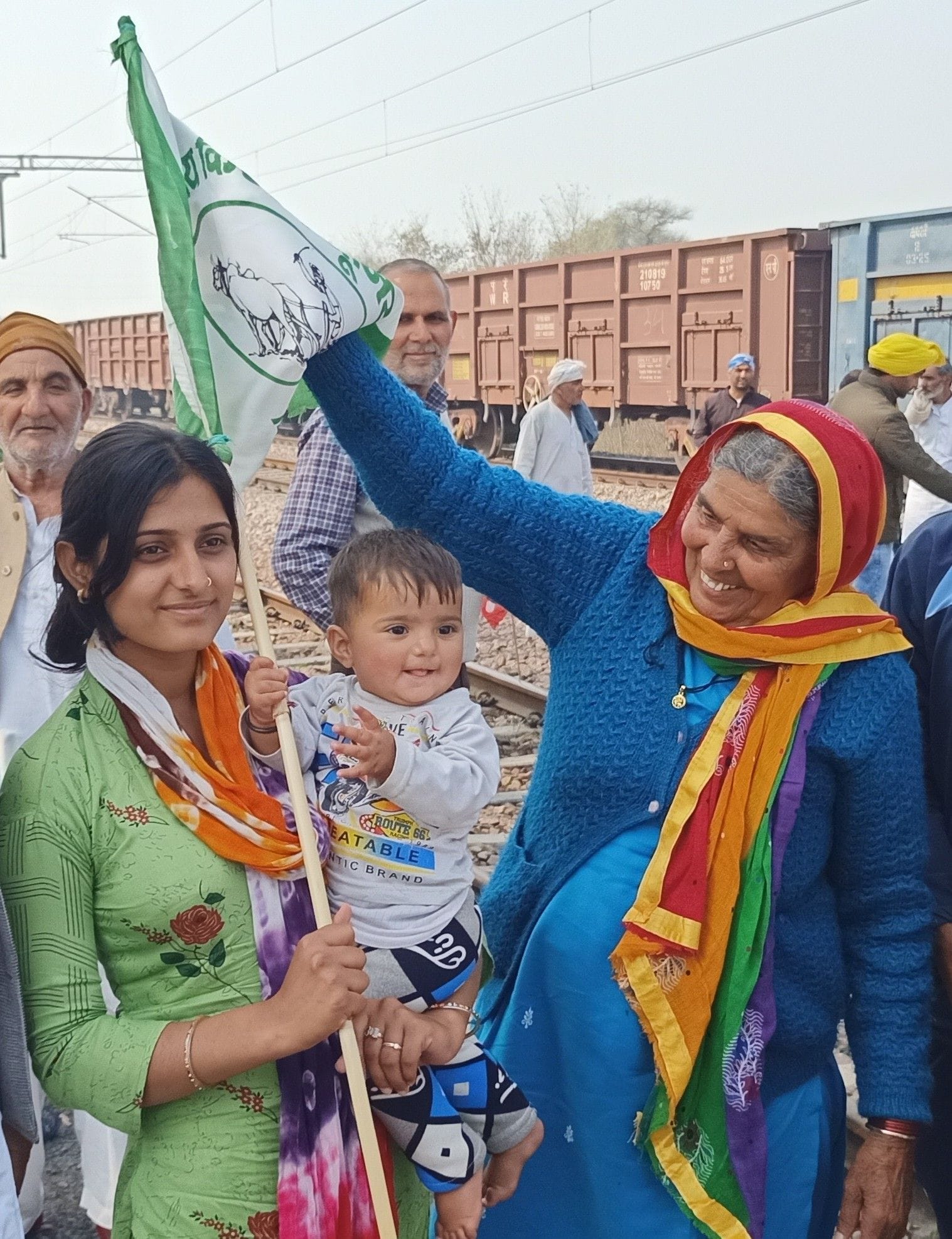 मैं हूं किसान...। बामला गांव के रेलवे स्टेशन पर रेलवे ट्रेक जाम करने के दौरान नारेबाजी कर रही महिला मैं हूं किसान...। बामला गांव के रेलवे स्टेशन पर रेलवे ट्रेक जाम करने के दौरान नारेबाजी कर रही महिला