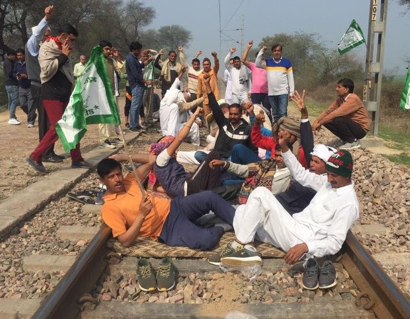 सूई गांव में रेलवे ट्रेक जाम करते किसान। संवाद सूई गांव में रेलवे ट्रेक जाम करते किसान। संवाद