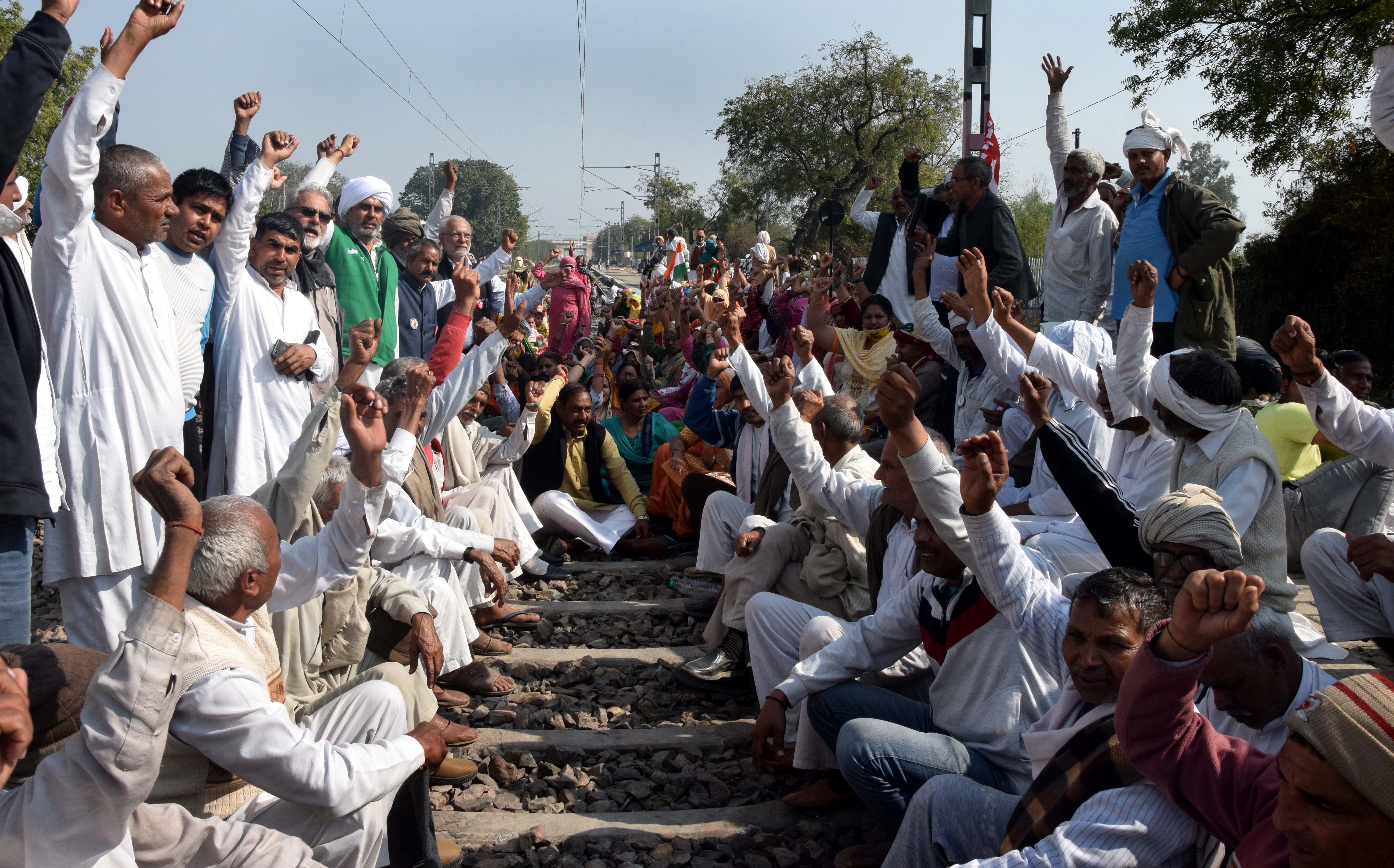 इस्माइला रेलवे स्टेशन पर ट्रैक पर बैठकर नारेबाजी करते किसान। अमर उजाला इस्माइला रेलवे स्टेशन पर ट्रैक पर बैठकर नारेबाजी करते किसान। अमर उजाला