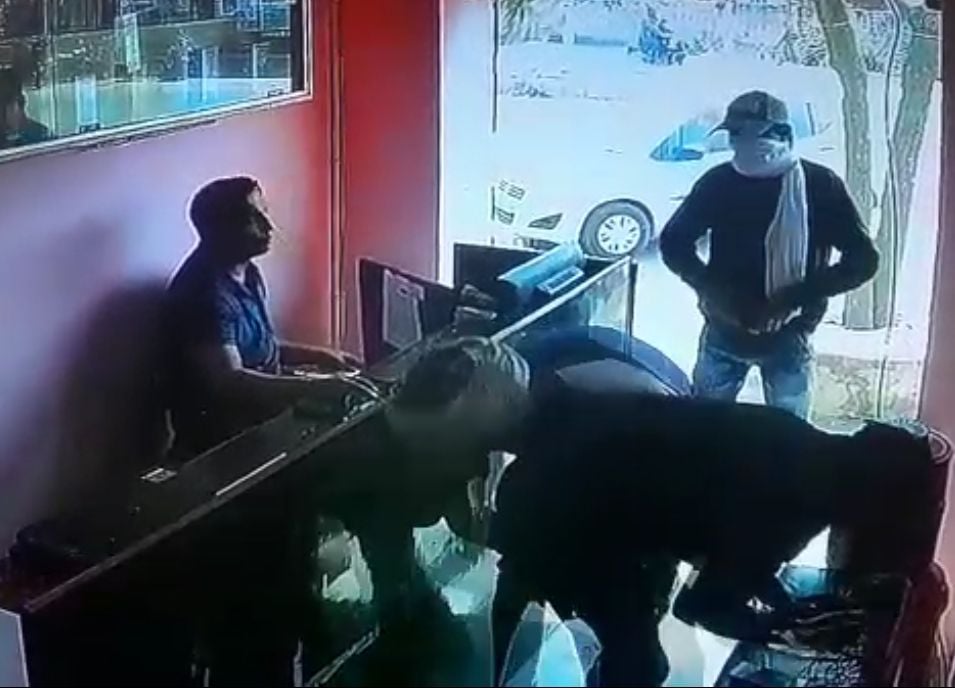 खेड़ी गांव में दुकानदार को तमंचा दिखाकर लूटते नकाबपोश बदमाश सीसीटीवी में कैद। संवाद खेड़ी गांव में दुकानदार को तमंचा दिखाकर लूटते नकाबपोश बदमाश सीसीटीवी में कैद। संवाद