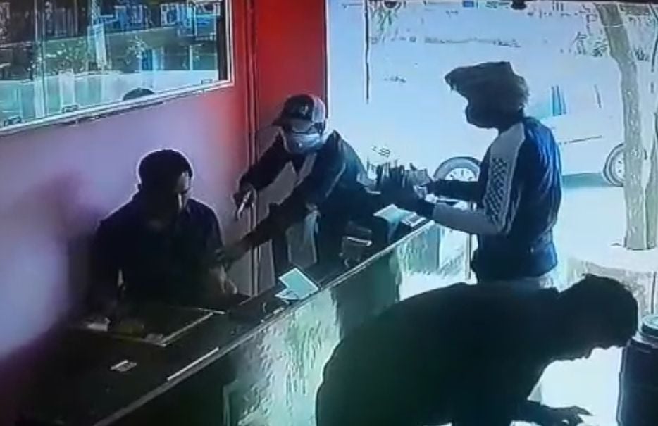 खेड़ी गांव में दुकानदार को तमंचा दिखाकर लूटते नकाबपोश बदमाश सीसीटीवी में कैद। संवाद खेड़ी गांव में दुकानदार को तमंचा दिखाकर लूटते नकाबपोश बदमाश सीसीटीवी में कैद। संवाद