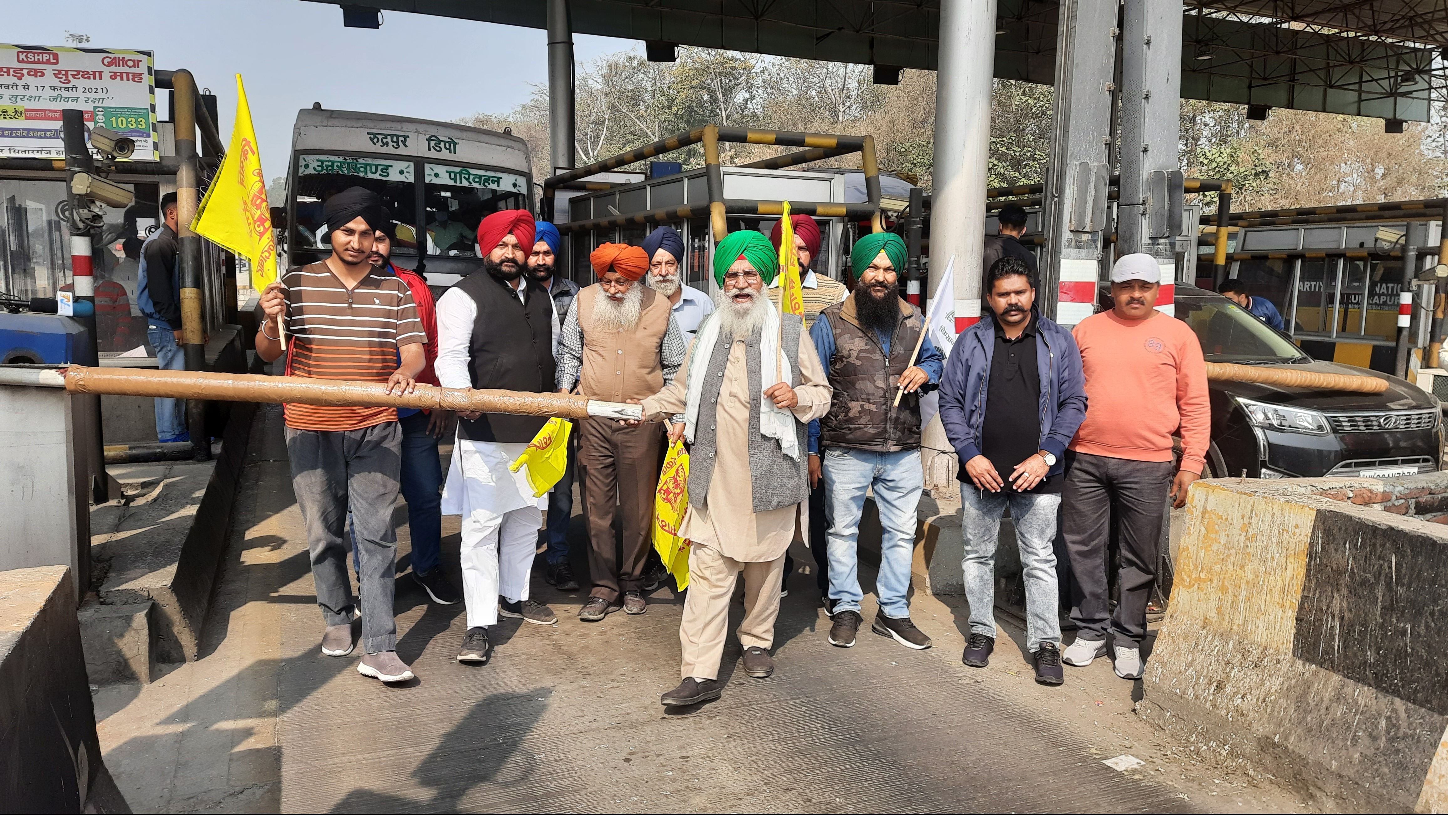 टोल बैरियर हटाते किसान टोल बैरियर हटाते किसान