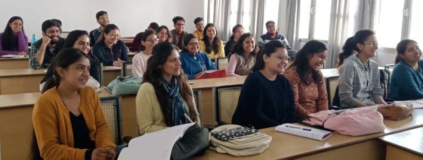 पंतनगर के कृषि महाविद्यालय की कक्षाओं में अध्ययन करते विद्यार्थी। पंतनगर के कृषि महाविद्यालय की कक्षाओं में अध्ययन करते विद्यार्थी।