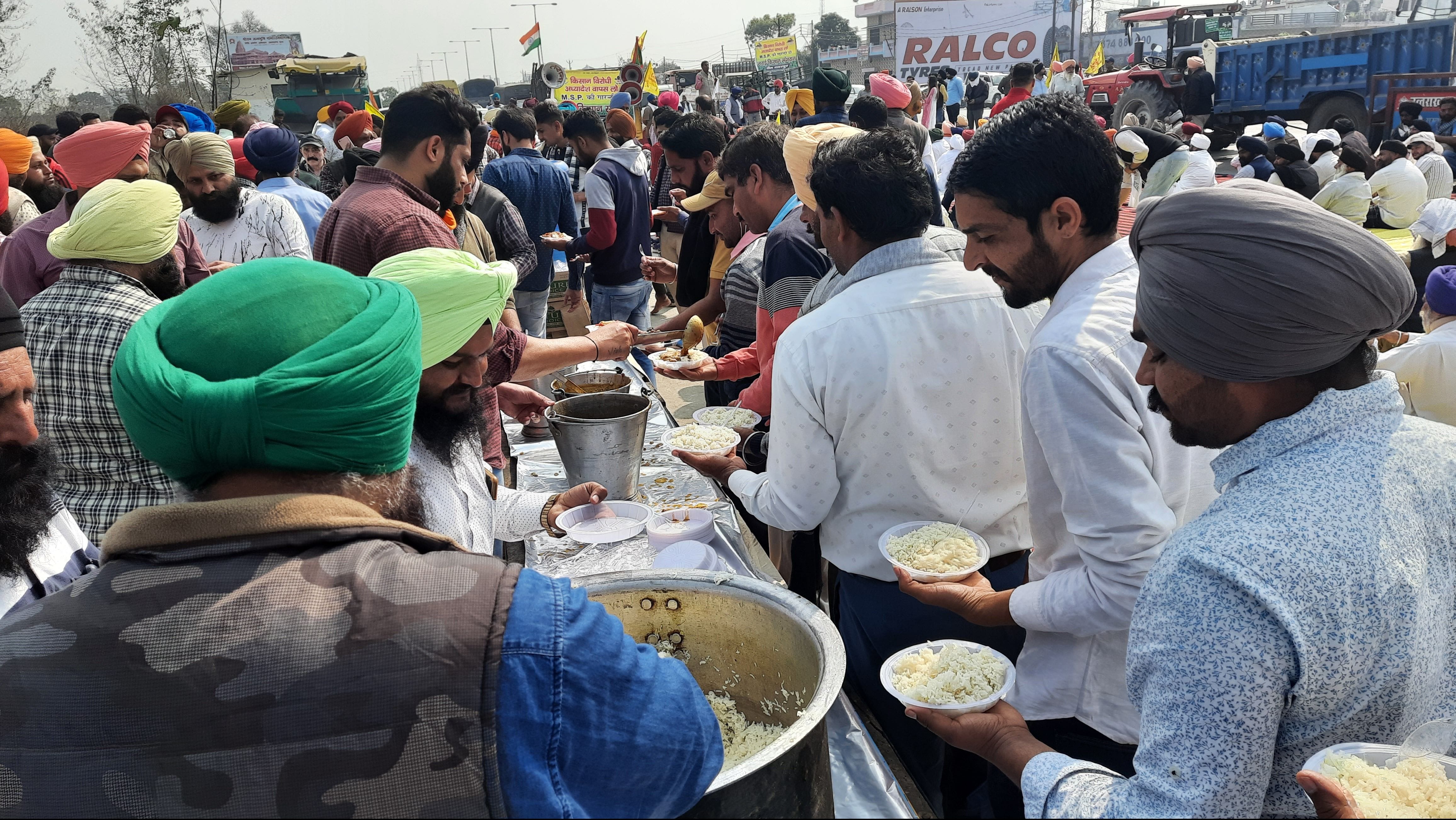 लंगर वितरित करते सेवादार। लंगर वितरित करते सेवादार।
