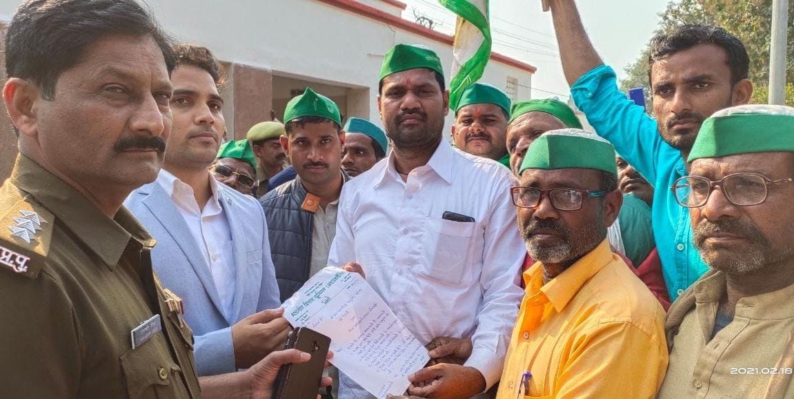 Police is safe in the security of railway stations, farmers returned by giving memorandum