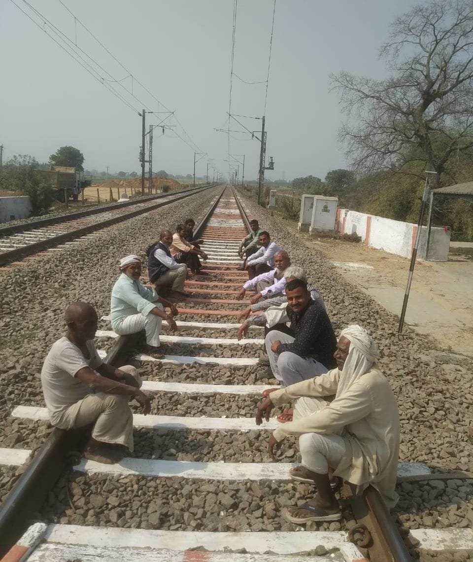 Police is safe in the security of railway stations, farmers returned by giving memorandum