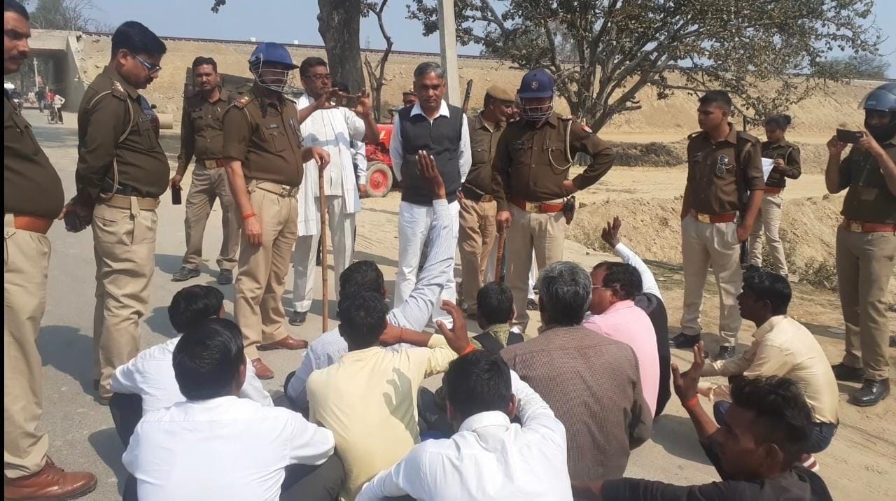 Police is safe in the security of railway stations, farmers returned by giving memorandum