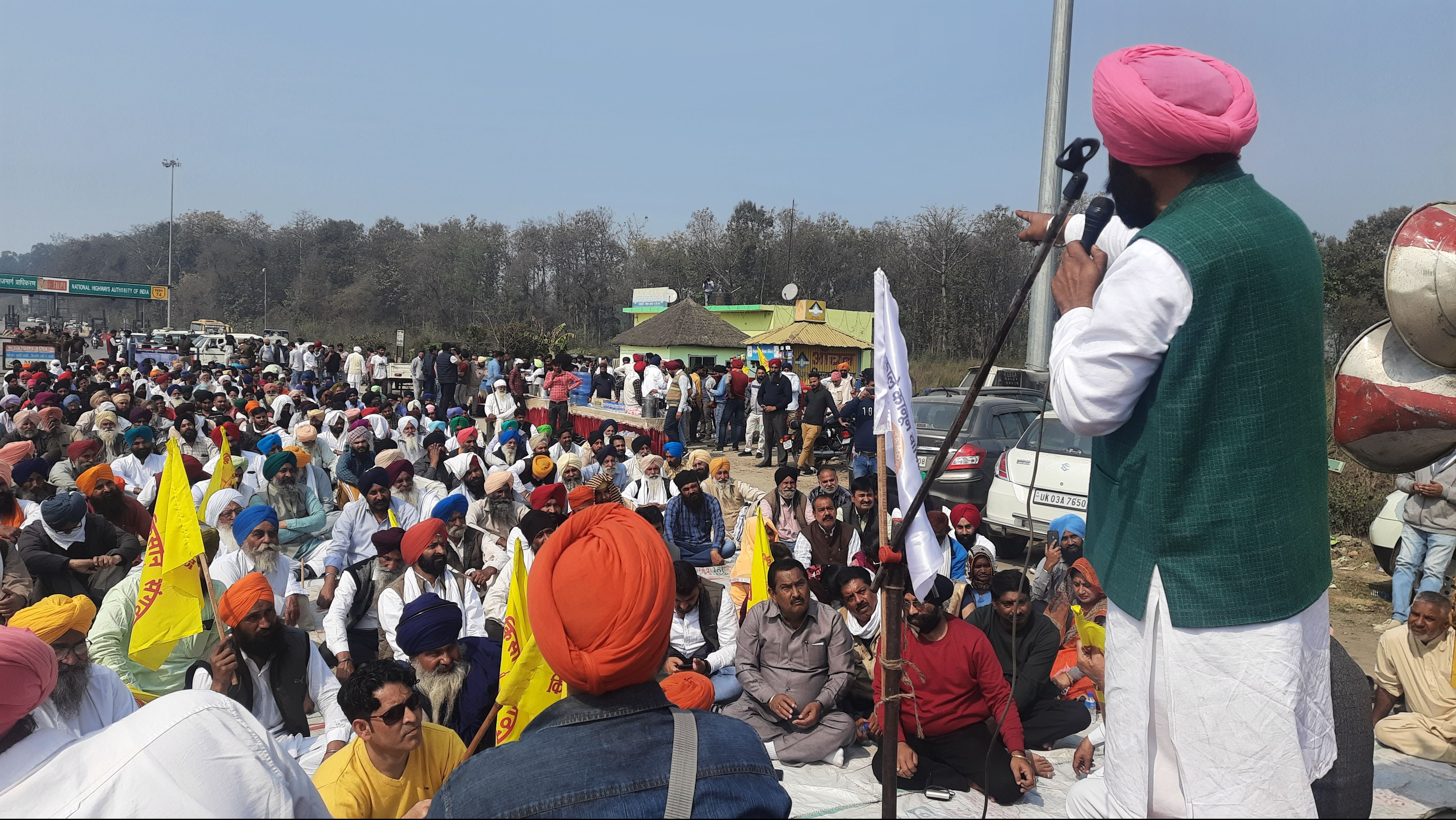 उत्तराखंड के किसान बहुल्य ऊधमसिंह नगर जनपद के बाजपुर में रेलवे पटरी पर आयोजित सभा को संबोधित करत? उत्तराखंड के किसान बहुल्य ऊधमसिंह नगर जनपद के बाजपुर में रेलवे पटरी पर आयोजित सभा को संबोधित करत?