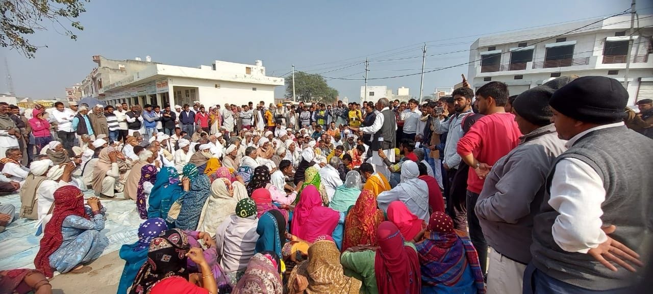 उचाना की कपास मंडी में उपमुख्यमंत्री के कैंप कार्यालय के बाहर धरने पर बैठक किसान। 