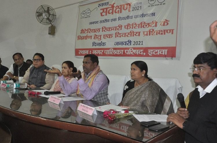 पालिका की जमीनों पर कब्जा को लेकर सांसद व विधायक हुए मुखर फोटो संख्या 9 - मंच पर बाएं से ईओ अनिल कुमार, विधायक सरिता भदौरिया, सांसद प्रो. रामशंकर कठेरिया, पालि