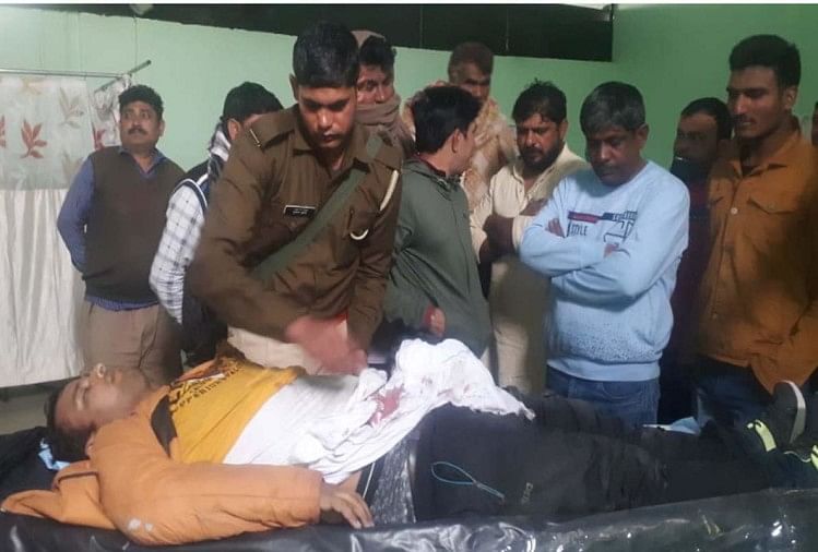 मौके पर जांच करती पुलिस