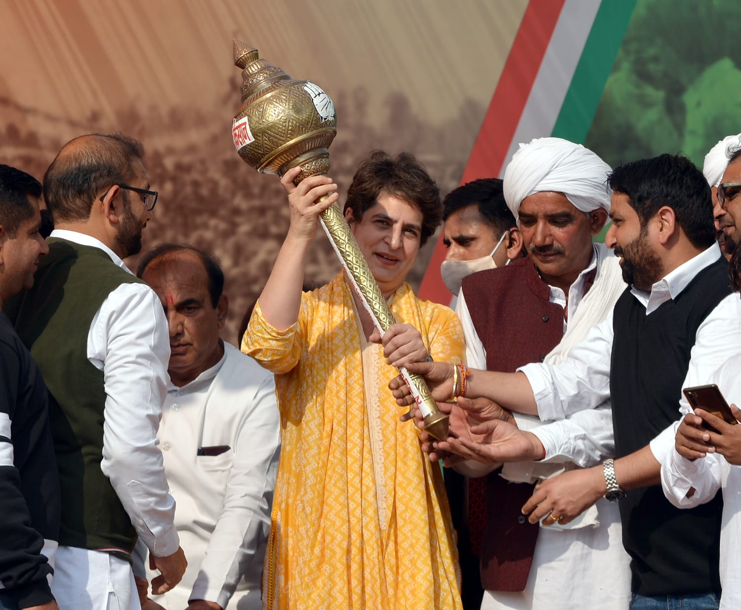 मुजफ्फरनगर के बघरा में आयोजित किसान पंचायत में कांग्रेस की राष्ट्रीय महासचिव प्रियंका गांधी को मुजफ्फरनगर के बघरा में आयोजित किसान पंचायत में कांग्रेस की राष्ट्रीय महासचिव प्रियंका गांधी को