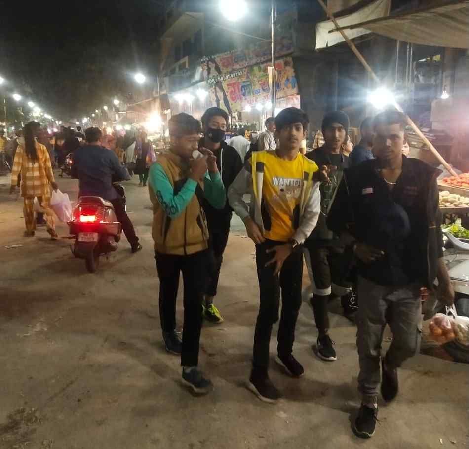 गांधी कैप बाजार में बिना मास्क लगाए घूम रहे लोग। अमर उजाला गांधी कैप बाजार में बिना मास्क लगाए घूम रहे लोग। अमर उजाला