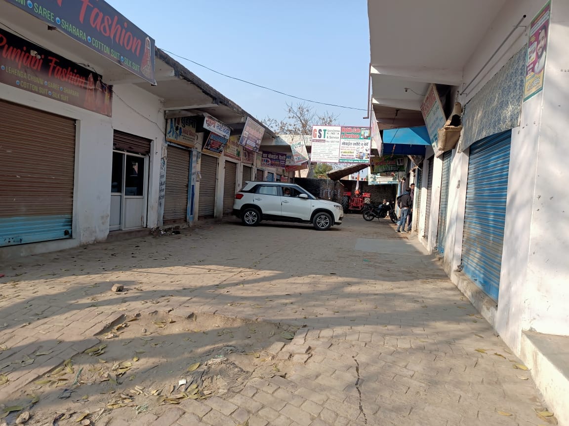 बघरा में किसान पंचायत के चलते बंद पडा बाजार। बघरा में किसान पंचायत के चलते बंद पडा बाजार।