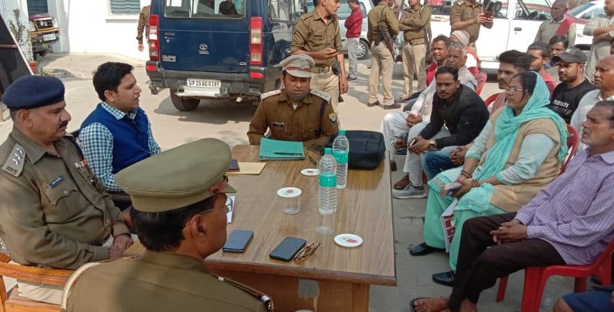 नजीबाबाद थाने में रविदास जयंती पर समाज के लोगों को दिशा निर्देश देते एसडीएम और सीओ। नजीबाबाद थाने में रविदास जयंती पर समाज के लोगों को दिशा निर्देश देते एसडीएम और सीओ।
