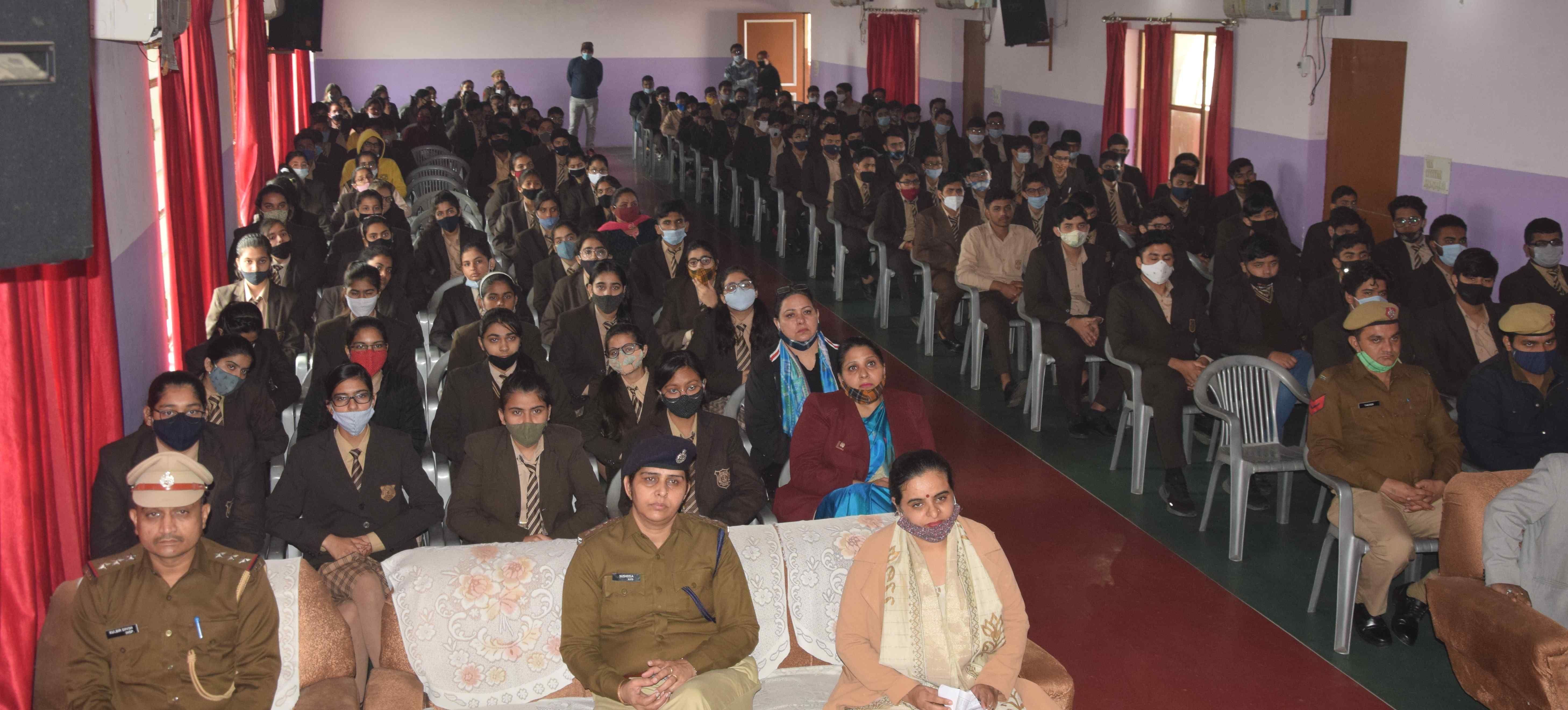 पठानिया पब्लिक स्कूल में पुलिस की पाठशाला में शामिल छात्र छात्राएं और पुलिस अधिकारी। अमर उजाला पठानिया पब्लिक स्कूल में पुलिस की पाठशाला में शामिल छात्र छात्राएं और पुलिस अधिकारी। अमर उजाला