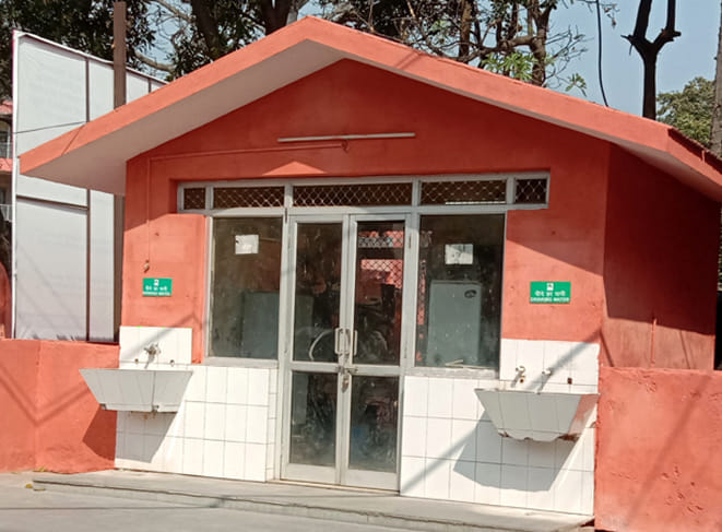 एसबीडी जिला अस्पताल में खराब पड़े पेयजल के लिए लगाए फ्रीज।