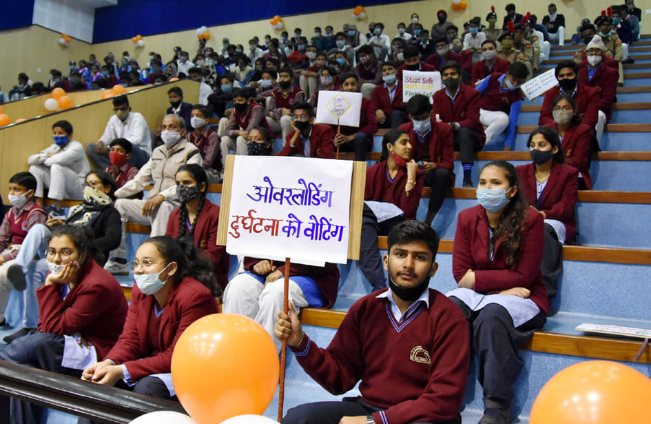 पाइनवुड स्कूल में राष्ट्रीय सड़क सुरक्षा माह के समापन पर कार्यक्रम में भाग लेते छात्र छात्राएं