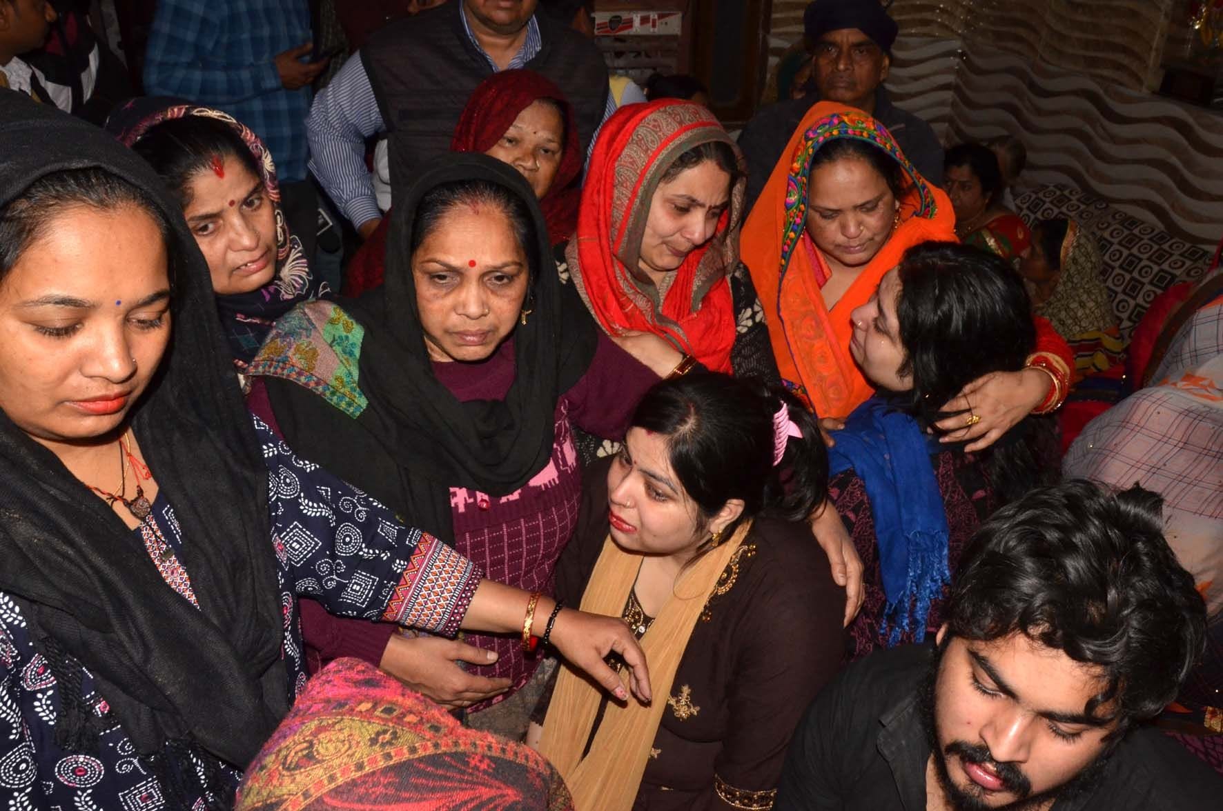 सरोज नगर में लूट के बाद हुई कंचन वर्मा की हत्या के बाद विलाप करते परिजन । सरोज नगर में लूट के बाद हुई कंचन वर्मा की हत्या के बाद विलाप करते परिजन ।