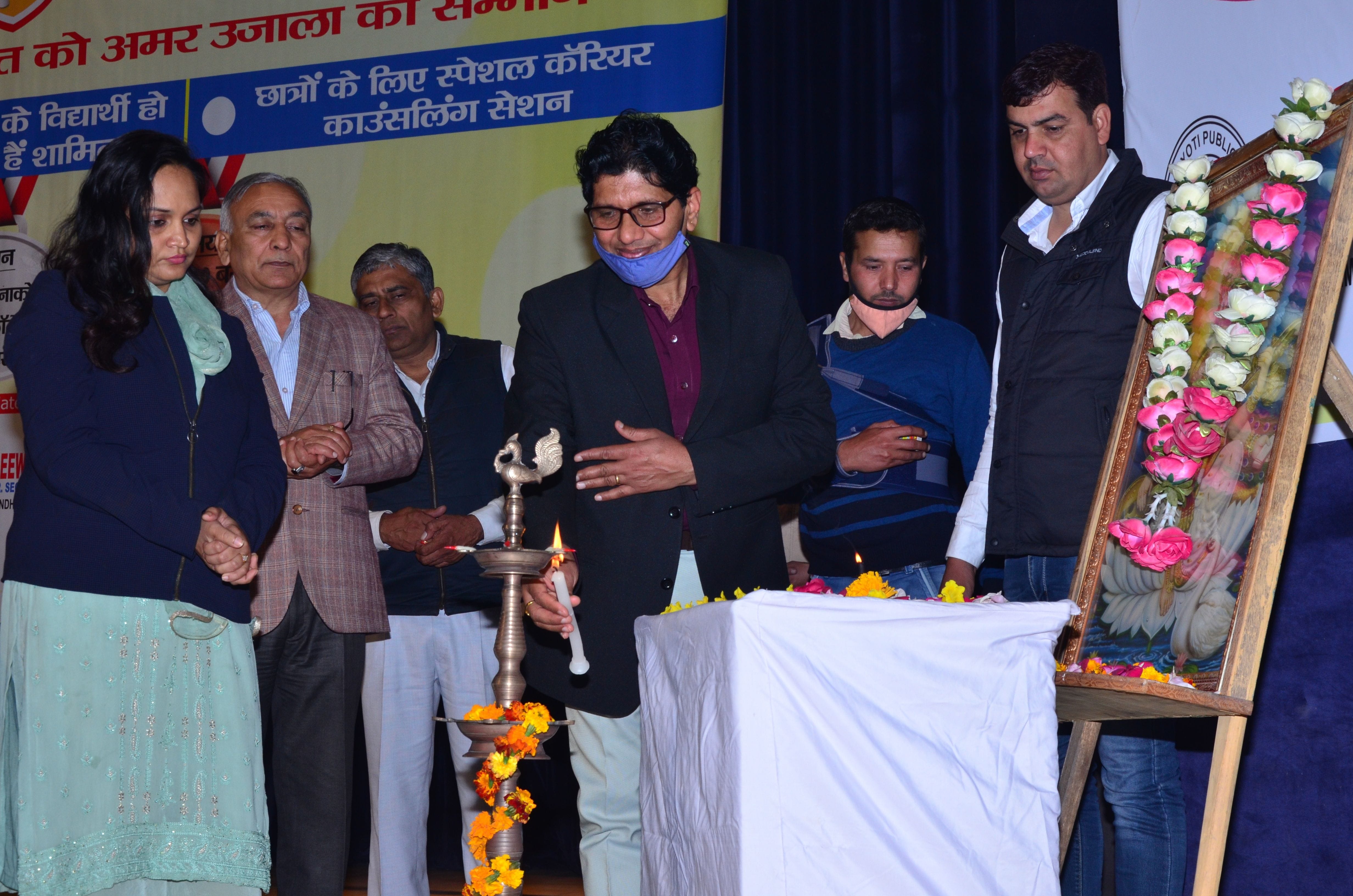 कार्यक्रम में दीप प्रज्वलित करते एडीसी जगनिवास। संवाद कार्यक्रम में दीप प्रज्वलित करते एडीसी जगनिवास। संवाद
